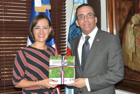  imagen Ministro Andr&eacute;s Navarro de pie junto a representante adjunta del PNUD Luciana Marmet sosteniendo manual del plan de gesti&oacute;n ambiental y riesgos.&nbsp; 