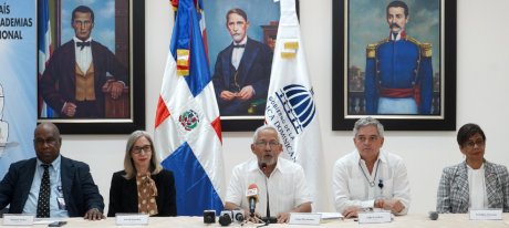  imagen Ministro de Educaci&oacute;n, &Aacute;ngel Hern&aacute;ndez en mesa de honor con autoridades gubernamentales educativas. 