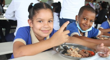  imagen Estudiantes almorzando 