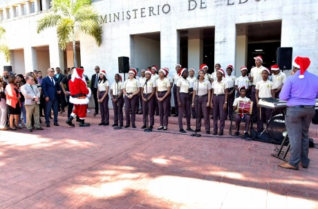  imagen Coro de estudiantes cantando en la sede del MINERD con motivo del inicio de la navidad. 
