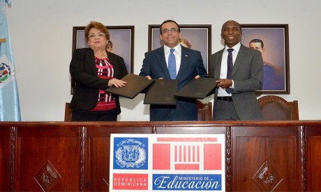  imagen Ministro de Educaci&oacute;n Andr&eacute;s Navarro junto a la ministra de Educaci&oacute;n Superior, Ciencia y Tecnolog&iacute;a (MESCYT)&nbsp;y el Director del Instituto Nacional de Formaci&oacute;n y Capacitaci&oacute;n del Magisterio (INAFOCAM) 