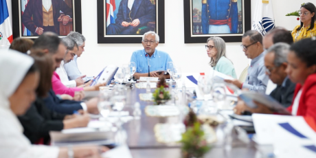  imagen Ministro de Educaci&oacute;n sentado en el sal&oacute;n a Ercilia Pep&iacute;n 