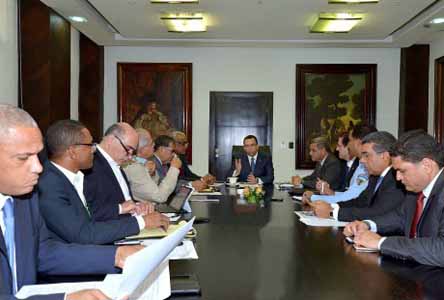  imagen Ministro Andr&eacute;s Navarro durante reuni&oacute;n, le acompa&ntilde;an representantes del &aacute;rea administrativa. 