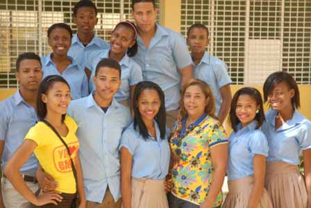  imagen Niños estudiantes de escuelas  públicas se destacan por su inteligencia e inventiva 