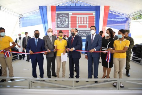  imagen El acto principal, encabezado por el presidente Medina, y acompa&ntilde;ado del ministro de Educaci&oacute;n, Antonio Pe&ntilde;a Mirabal, se realiz&oacute; en la Escuela Secundaria Padre Joaqu&iacute;n Soler en el sector Los Ciruelitos en Santiago, con 27 nuevas aulas para beneficio de 840 estudiantes.&nbsp;&nbsp;
&nbsp; 