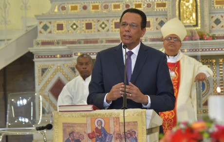  imagen Ministro de Educaci&oacute;n habla a los presentes durante servicio. 