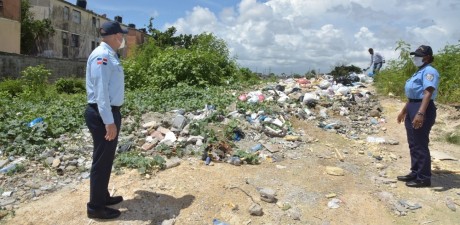  imagen El Ministerio de Educaci&oacute;n, conjuntamente con Obras P&uacute;blicas, intervinieron los terrenos adquiridos por la cartera educativa para la construcci&oacute;n de un centro educativo en el populoso sector La 40, de Cristo Rey, debido a que estaban siendo utilizados como un vertedero.&nbsp;
&nbsp; 