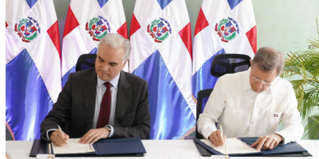  imagen Ministro de Educaci&oacute;n, Luis Miguel De Camps, y el ministro Roberto &Aacute;lvarez, firmando el acuerdo 