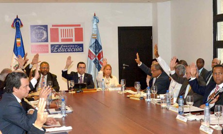  imagen Ministro Andr&eacute;s Navarro junto a Miembros del Consejo Nacional de Educaci&oacute;n, todos con sus manos derechas levantadas.
&nbsp; 