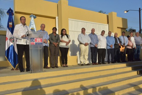  imagen El ministro Pe&ntilde;a Mirabal felicit&oacute; a los estudiantes por el talento que exhiben&nbsp;durante su visita al centro educativo. 