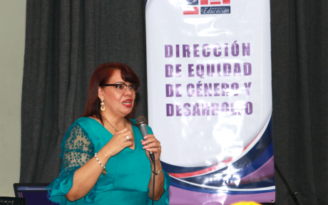  imagen Natiaski Marmolejos Santos, Procurador Fiscal de la Direcci&oacute;n Contra la Violencia de G&eacute;nero de la PGR, expres&oacute; que la violencia de g&eacute;nero obedece a una cultura y educaci&oacute;n machista de a&ntilde;os que le ha sido inculcada a los ni&ntilde;as y ni&ntilde;os sobre asignaci&oacute;n de roles en raz&oacute;n de g&eacute;nero, por lo que es vital que la escuela se involucre en este flagelo que afecta la sociedad. 