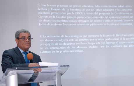  imagen Viceministro de Supervisi&oacute;n Adalberto Mart&iacute;nez durante charla. 