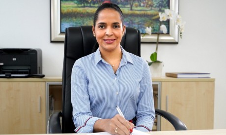  imagen Dilia Stephany Ubiera, directora de Gesti&oacute;n Humana sentada en su oficina&nbsp; 