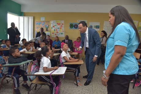  imagen Ministro Antonio Pe&ntilde;a Mirabal visita estudiantes del Centro Parroquial Domingo Savio, del sector Los Guandules en esta capital. 