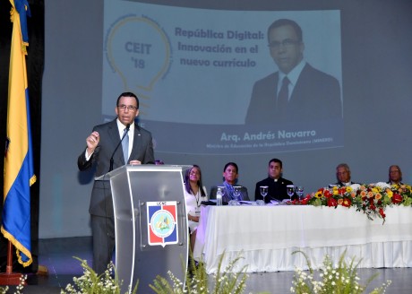  imagen Ministro Andr&eacute;s Navarro de pie en podium exponiendo discurso al lado de mesa principal en posgrado de la Universidad Cat&oacute;lica Nordestana 
