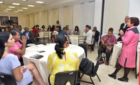  imagen Lic.&nbsp;Margot Tapia durante una de sus intervenciones junto a los&nbsp;participantes.&nbsp; 