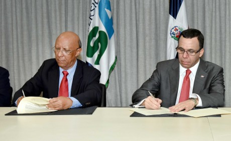  imagen Ministro Andr&eacute;s Navarro firmando acuerdo junto al rector de la Universidad ISA 