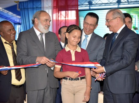 imagen Presidente Danilo Medina de pie cortando cinta acompa&ntilde;ada del Ministro Antonio Pe&ntilde;a Mirabal y dem&aacute;s autoridades educativas en entrega de cuatro modernos centros educativos y un liceo en San Francisco de Macor&iacute;s&nbsp; 