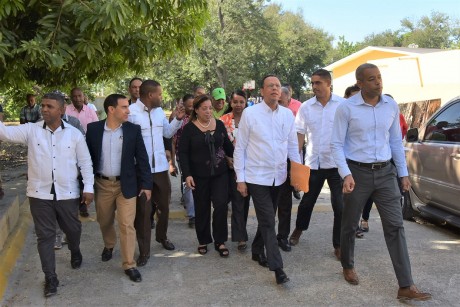  imagen Ministro Antonio Pena Mirabal, recorre instalaciones del liceo Milagros Hern&aacute;ndez en Villa Gonz&aacute;lez, junto a su directiva. 