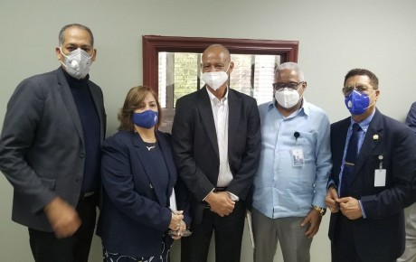  imagen El viceministro de Participaci&oacute;n y Descentralizaci&oacute;n del Minerd, Julio C&eacute;sar De los Santos Viola, se reuni&oacute; en Santiago con t&eacute;cnicos de las tres instituciones.
&nbsp; 