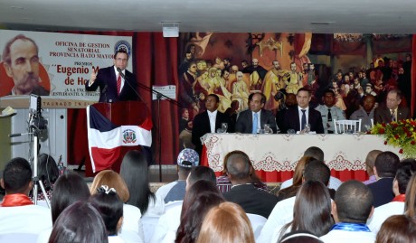  imagen Ministro Andr&eacute;s Navarro desde podium dirigi&eacute;ndose a maestros y estudiantes en Premiaci&oacute;n Eugenio Mar&iacute;a de Hostos en Hato Mayor del Rey&nbsp; 