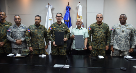  imagen Ministro de Educaci&oacute;n, &Aacute;ngel Hern&aacute;ndez, y el ministro de Defensa, teniente general Carlos Luciano D&iacute;az Morfa. 