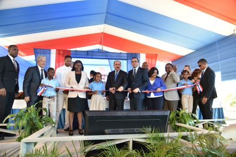  imagen Presidente Danilo Medina junto al Ministro Andr&eacute;s Navarro y dem&aacute;s autoridades educativas cortando cinta dejando inaugurado nuevo centro educativo en Sierra Prieta&nbsp; 