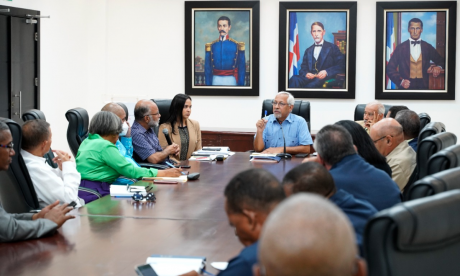 imagen Ministro de Educaci&oacute;n, &Aacute;ngel Hern&aacute;ndez reunido con representantes de la ADP. 