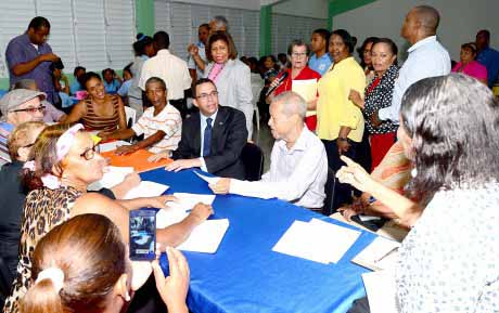  imagen Ministro Andr&eacute;s Navarro reunido con representantes APMAE en aula de Centro Educativo. 