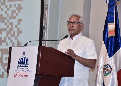  imagen Ministro de Educaci&oacute;n, parado en el p&oacute;dium junto a dem&aacute;s entidades&nbsp; 