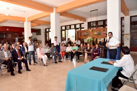  imagen Ministro Andr&eacute;s Navarro exponiendo discurso desde podium durante firma de convenio&nbsp; 
