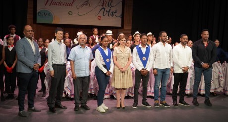  imagen La vicepresidenta de la Rep&uacute;blica, Raquel Pe&ntilde;a y el ministro de Educaci&oacute;n, &Aacute;ngel Hern&aacute;ndez reunidos con el ministro de la Juventud, Rafael F&eacute;liz, director de la Modalidad en Artes, Werner Ram&iacute;rez y los hermanos Ventura. 