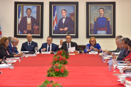  imagen Autoridades del MINERD reunidos 