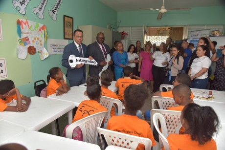  imagen Ministro de Educaci&oacute;n, Antonio Pe&ntilde;a Mirabal&nbsp;durante recorrido por el centro Parroquial Domingo Sabio 