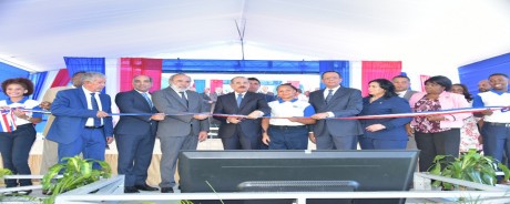  imagen Presidente Medina y Ministro Pe&ntilde;a Mirabal durante la inauguraci&oacute;n 