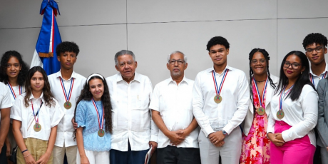  imagen &nbsp;ministro de Educaci&oacute;n, &Aacute;ngel Hern&aacute;ndez junto a estudiantes&nbsp; 