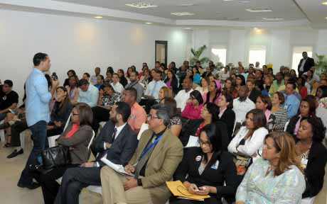  imagen Ministerio de Educación capacita personal en liderazgo 