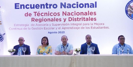  imagen T&eacute;cnicos regionales y distritales parados&nbsp; 