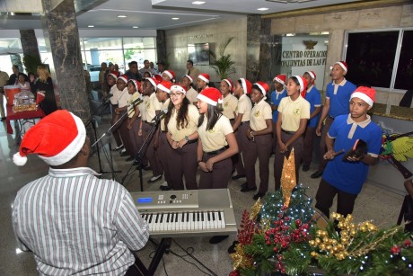  imagen Estudiantes cantando durante el evento 