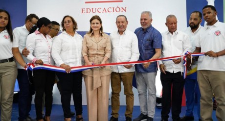  imagen Vicepresidenta de la Rep&uacute;blica, Raquel Pe&ntilde;a y viceministro de Supervisi&oacute;n y Control de la Calidad Educativa, Oscar Amarg&oacute;s participan en la ceremonia de inauguraci&oacute;n de centro escolar. 