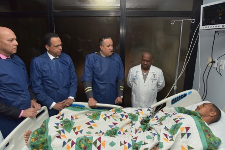  imagen Ministro de Educaci&oacute;n acmpa&ntilde;ado del director general de la Polic&iacute;a Nacional y el director de la Policia Escolar, visitan agente escolar herido tras ser asaltado por antisociales. 