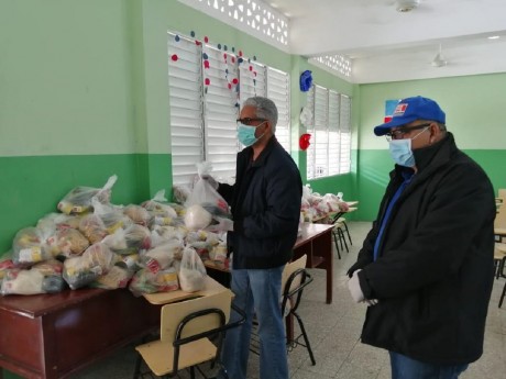  imagen Personal del MINERD&nbsp;entrega de kits de alimentos para estudiantes de Jornada Escolar Extendida&nbsp; 