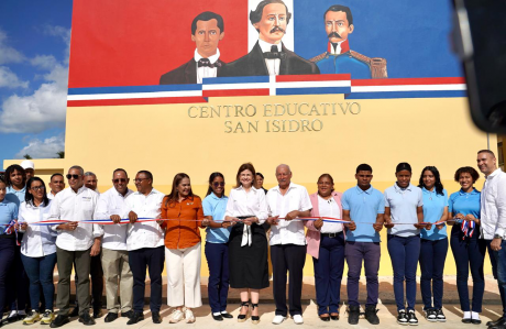 imagen La vicepresidenta de la Rep&uacute;blica, Raquel Pe&ntilde;a corta la cinta de la inauguraci&oacute;n del liceo San Isidro, ubicado en el distrito municipal La Reforma, en el municipio Villa Riva, provincia Duarte 