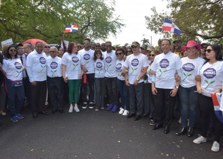  imagen Ministro Antonio Pe&ntilde;a Mirabal, acompa&ntilde;ado de otras imporatntes personalidades,&nbsp; mienstras participa en marcha organizada por la fundaci&oacute;n Robinson Can&oacute; en contra de la violencia hacia la mujer. 