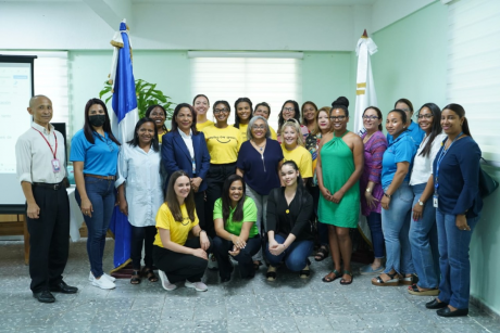  imagen Directora de Educaci&oacute;n Especial del MINERD junto al personal de la fundaci&oacute;n&nbsp;Smiles For Speech y la asesora del programa Sup&eacute;rate. 