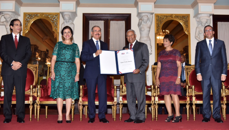  imagen Presidente Danilo Medina entrega reconocimiento al destacado periodista Osvaldo Santana junto a Vicepresidenta Margarita Cede&ntilde;o De Fern&aacute;ndez, Gustavo Montalvo y el Ministro de Educaci&oacute;n, Andr&eacute;s Navarro. 