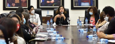  imagen La actividad, organizada por la Direcci&oacute;n de Recursos Humanos, a trav&eacute;s del Departamento de Evaluaci&oacute;n del Desempe&ntilde;o y Capacitaci&oacute;n Administrativa, cont&oacute; como panelistas con Karina Corval&aacute;n, t&eacute;cnico de la Direcci&oacute;n de Equidad de G&eacute;nero y Desarrollo; Bethania Leger, t&eacute;cnica docente nacional de la Direcci&oacute;n de Orientaci&oacute;n y Psicolog&iacute;a, y Luis Berg&eacute;s, psic&oacute;logo cl&iacute;nico y terapeuta familiar, quien expuso de forma virtual.
&nbsp; 