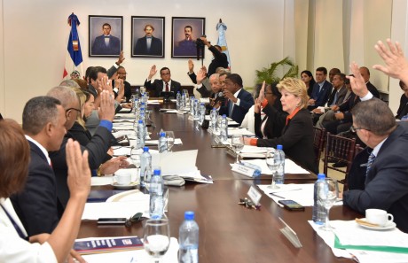  imagen Consejo Nacional de Educaci&oacute;n, encabezado por el Ministro Andr&eacute;s Navarro, con manos levantadas en&nbsp;aprobaci&oacute;n de nueva ordenanza. 