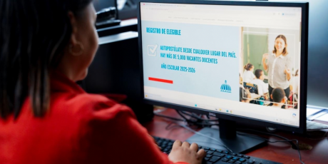  imagen Foto de docente en la laptop&nbsp; 