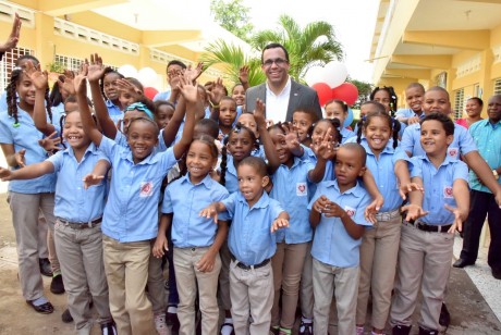  imagen Ministro Andr&eacute;s Navarro de pie junto a estudiantes de Dajab&oacute;n&nbsp; 